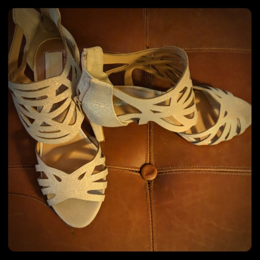 Audrey Brooke Gold Heels sz. 8